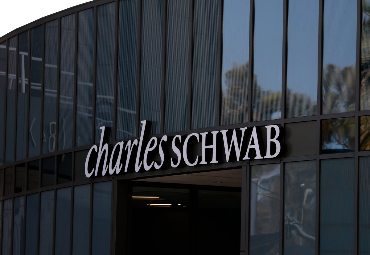 SCHD Hits 52-Week High as Dividend ETF Outpaces S&P 500 by 14 Points in 2026